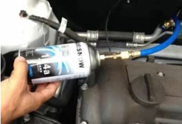 When the air conditioner is turned to the lowest setting, hot air is still coming out of the vents.